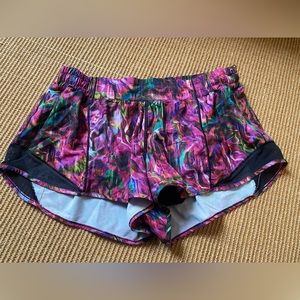 Lululemon Hotty hot shorts low rise 2.5”